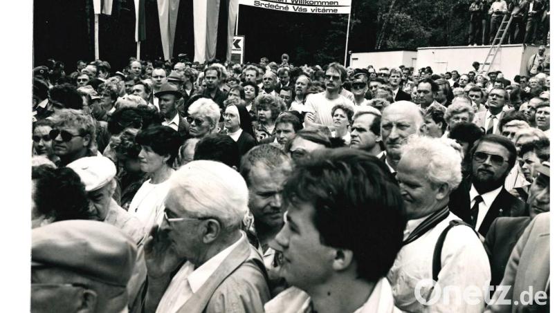 Die Wiedereröffnung des Grenzübergangs Waldsassen-Eger geriet 1990 zum großen Spektakel. Archivbild: NT-Archiv