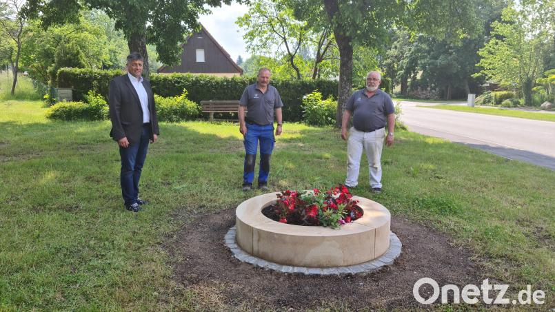 Bürgermeister Edgar Knobloch und die Bauhofmitarbeiter Joe Diedl und Klaus Guthmann (von links) freuen sich über das neue Schmuckstück. Bild: sne