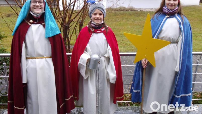 Am Montag, Dienstag und Donnerstag sind die Sternsinger im Hirschauer Stadtgebiet und in Krickelsdorf von Haus zu Haus unterwegs. Gemeindereferentin Barbara Schlosser hat sie auf ihre Aufgabe vorbereitet, bevor sie von Stadtpfarrer Johann Hofmann ausgesandt werden. Bild: u