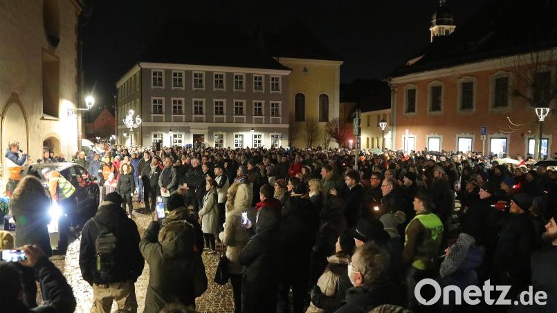 Bei der Demonstration der Corona-Leugner und Impfgegner auf dem Schrannenplatz herrschte drangvolle Enge. Mindestens 500 Teilnehmer waren gekommen. Bild: Wolfgang Steinbacher