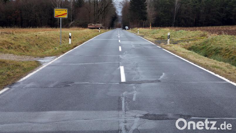 Die Obersdorfer Straße (AS13) zwischen Altmannshof und Obersdorf ist gerade im Sommer bei Radfahrern beliebt – das Gasthaus Kopf ist nicht weit – befindet sich aber in einem schlechten Zustand. Rechts der Kreisstraße soll deshalb ein 2,5 Meter breiter Fuß- und Radweg Abhilfe schaffen. Doch ob alle Grundstückseigentümer dem Verkauf zustimmen, ist noch ungewiss. Bild: Wolfgang Steinbacher