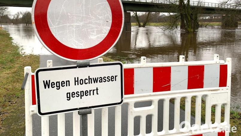 Bäume und ein Radweg stehen am Mittwochmorgen in Neustadt/WN unter Wasser. Bild: blf