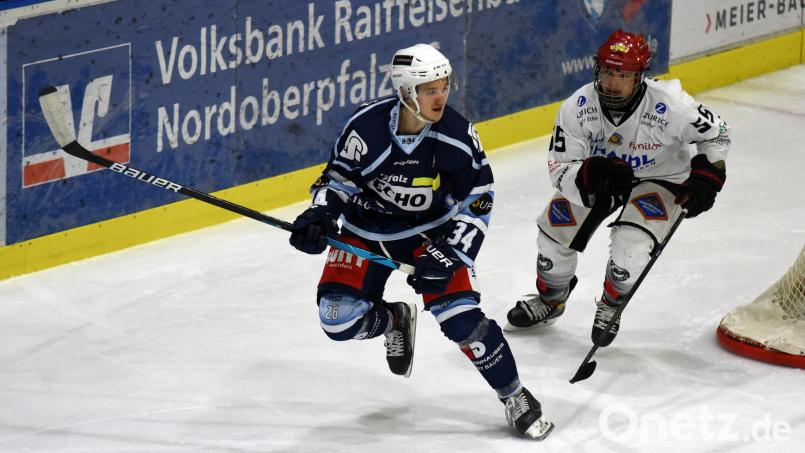 Joey Luknowsky (links) erzielte beim 7:2-Sieg der Blue Devils gegen den EV LIndau zwei Tore und bereitete drei Treffer vor. Archivbild: gb