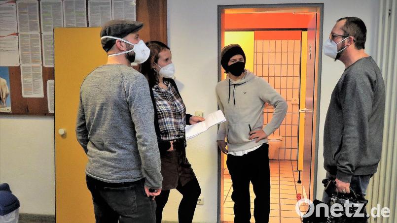 Jugendmedienzentrumleiter Philipp Reich, die Münchener Fernsehschauspielerin Christina Baumer, Jungschauspieler Mattis Moll und Kameramann Christian Kreil (von links) besprechen die Schlüsselszene, die am Klo stattfinden wird. Bild: ubb