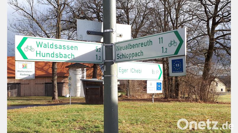 Bei der Beschilderung der Radwege in der Ortschaft Egerteich wurden die Wegweiser nach Eger/Cheb und nach Bad Neualbenreuth jeweils mit dem blauen Hinweis auf den „Iron Curtain Trail“ ergänzt. Bild: kro