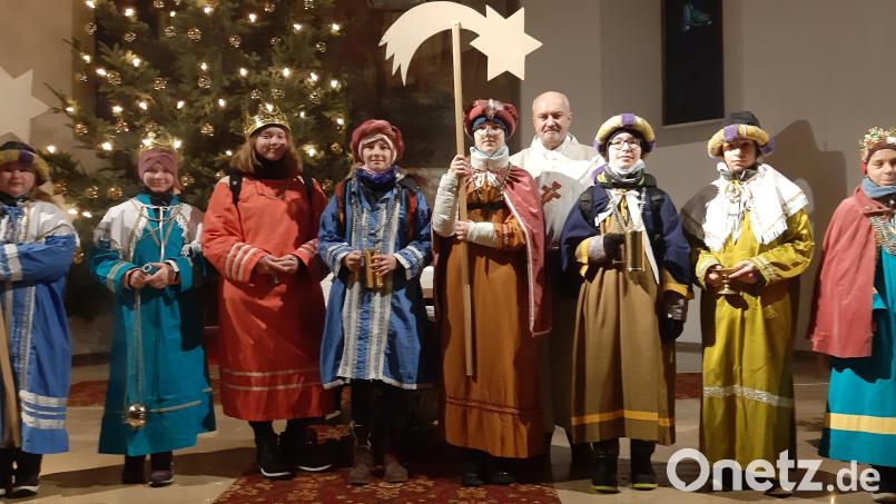 Die Mehlmeiseler Sternsinger mit Diakon Franz Lautenbacher. Bild: gis