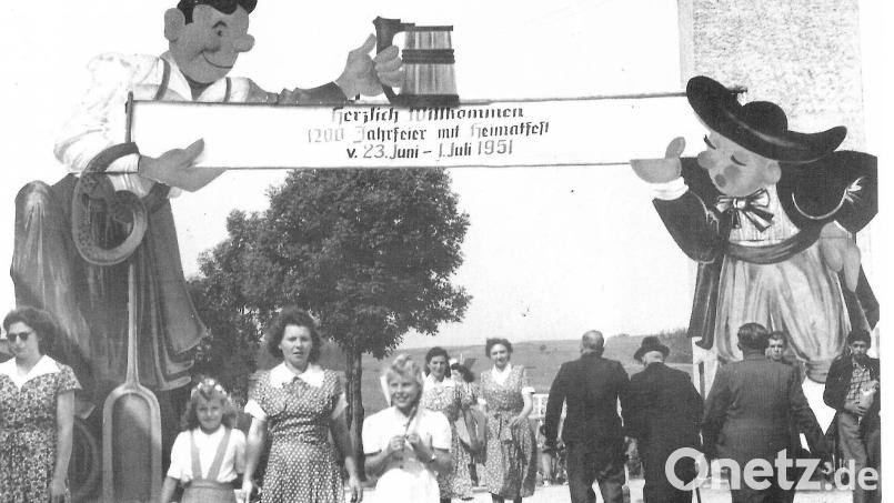 Der Eingang zum Festplatz bei der Bummelwiese. Neun Tage lang feierten die Kirchenthumbacher beim Heimatfest ihren Markt. Archivbild: Privatarchiv Fritz Fürk