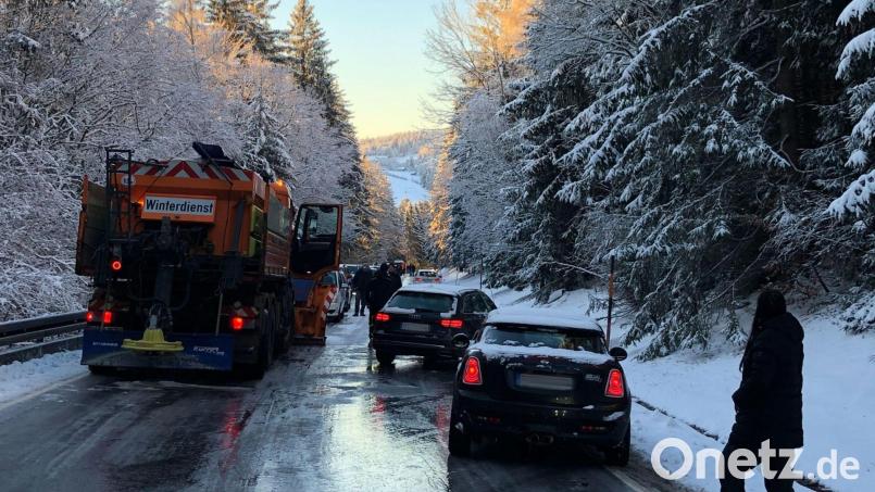 Autofahrer haben mit Schnee und Glätte zu kämpfen. Bild: Ute Wessels/dpa