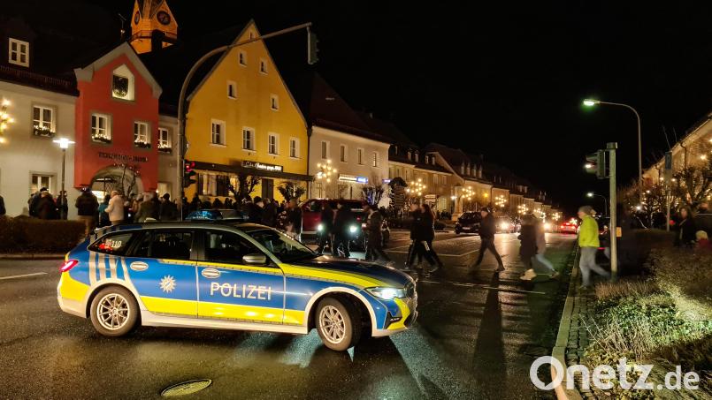 Treffen mit anschließendem &quot;Spaziergang&quot; wie hier am 19. Dezember in Erbendorf beschäftigen zunehmend Polizei und Verwaltungen. Sind sie nicht angemeldet, obwohl im Vorfeld dazu aufgerufen wird, sind sie nicht vom Versammlungsgesetz gedeckt. Archivbild: rw