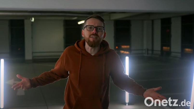 Rapper FEEL.ikx hat ein Musikvideo für sein neues Album "Send love" in einer Parkgarage aufgenommen. Bild: Merl/exb