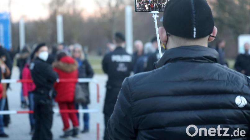 Nicht nur Bürger haben einen Blick auf Corona-Demos, auch die Stadt Weiden beobachtet Kundgebungen und &quot;Spaziergänge&quot; genau. Sie appelliert wie die Polizei, solche Versammlungen entsprechend dem Versammlungsgesetz anzumelden. Symbolbild: Wolfgang Steinbacher