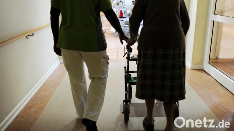 Die kommende Impfpflicht für Pflegeeinrichtungen bereitet vielen Verantwortlichen Sorgen – in ganz Bayern, auch im Landkreis Schwandorf. Symbolbild: Angelika Warmuth