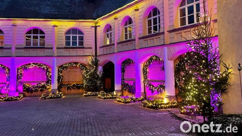 Auch wenn die Gäste vorerst draußen bleiben müssen: Das Schloss Guteneck ist festlich illuminiert. Bild: Isabelle Schweickhardt