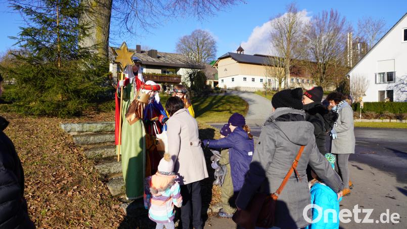 Nach Gedicht und Gesang der Sternsinger spendeten die Christen in den einzelnen Orten wie hier in Woppenrieth für Menschen, denen es nicht so gut geht wie uns. Bild: fvo
