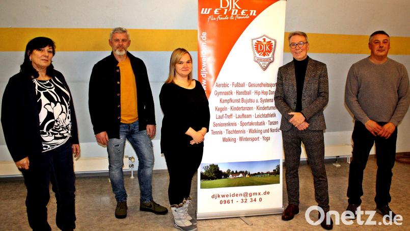 Die neu gewählte engere Vorstandschaft der DJK Weiden mit (von links) Sigrid Baunoch, Harald Biersack, Silke Bartsch, Vorsitzender Reinhold Wildenauer und Markus Sparrer. Bild: R. Kreuzer