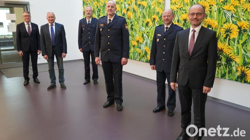 Bei der Amtseinführung waren (von links) Bürgermeister Franz Stahl, Personalrat Franz Eichenseher, Polizeivizepräsident Thomas Schöniger, Polizeihauptkommissar Günther Burkhard, Kriminalhauptkommissar Johannes Zeug und stellvertretender Landrat Alfred Scheidler dabei. Bild: Polizeipräsidium Oberpfalz/exb
