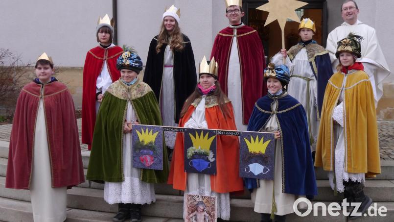 Einige der Sternsinger aus der Pfarrei Ursulapoppenricht zusammen mit Pfarrvikar Christian Preitschaft (hinten, rechts). Bild: Nicole Koller
