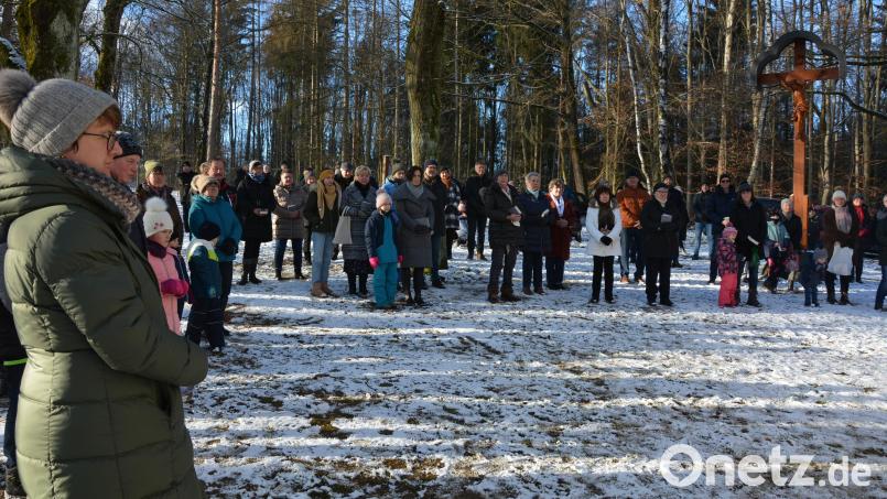 Eine große Menschenmenge wohnte der Dreikönigsandacht bei herrlichem Wetter im Freien bei. Bild: jr