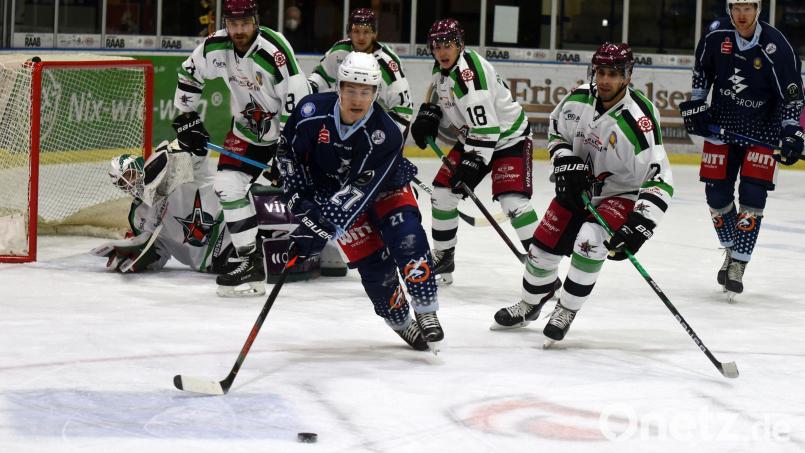 Am Mittwoch trafen die Blue Devils (blaue Trikots) und Lindau in Weiden aufeinander. Beim Gegner gibt es nun einige Corona-Verdachtsfälle. Bild: gb