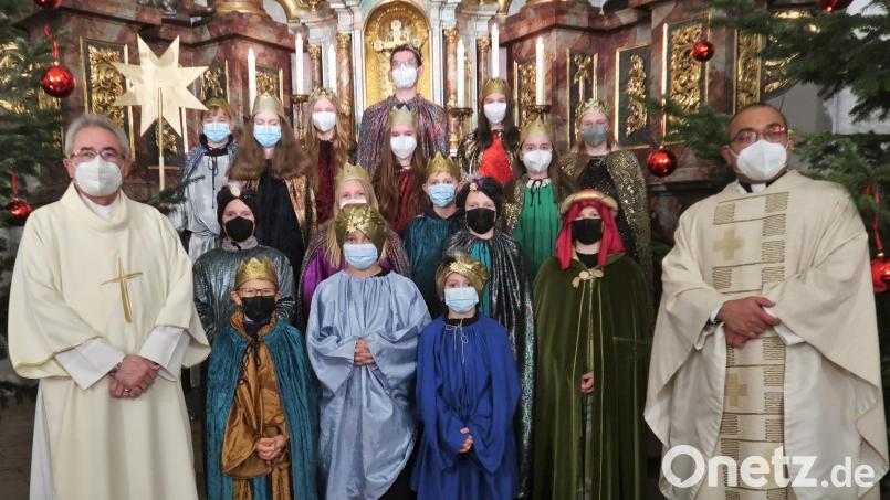 Die Sternsinger der Pfarrei St. Ägidius feierten mit Pfarrvikar Pater Jimmy Joseph (rechts) und Diakon Dieter Gerstacker den Festgottesdienst in ihren Königsgewändern mit. Bild: rha