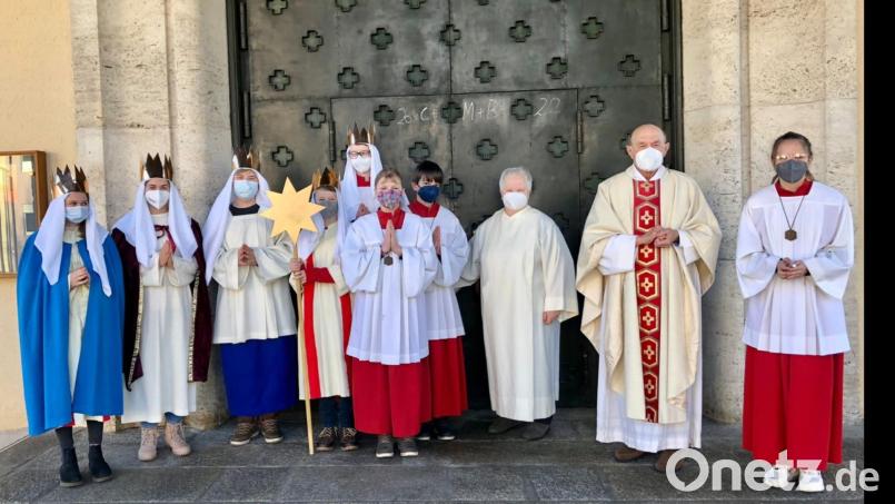 Nur kurz schlüpften die Sternsinger von Herz Jesu in ihre Gewänder. Bild: Kunz