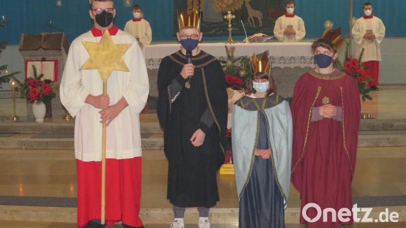 Vor dem Altar verkündeten die Sternsinger der Pfarrgemeinde die Botschaft von der Geburt Jesu Bild: adj