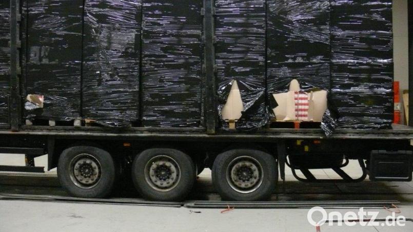 Auch für erfahrene Zollbeamte nicht alltäglich. Eine komplette Sattelzugladung mit unversteuerten Zigaretten. Bild: Zollamt Regensburg