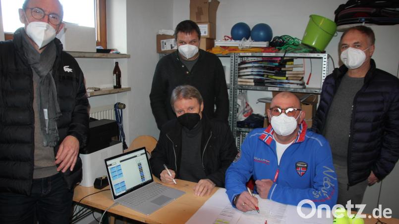 Das Turnierteam des TC Tirschenreuth mit (sitzend, von links) Manfred Tretter und Martin Fenzl sowie (stehend, von links Jürgen Gleißner, Claus Bäumler und Werner Jäpel. Hier laufen alle Spielergebnisse zusammen. Bild: kro