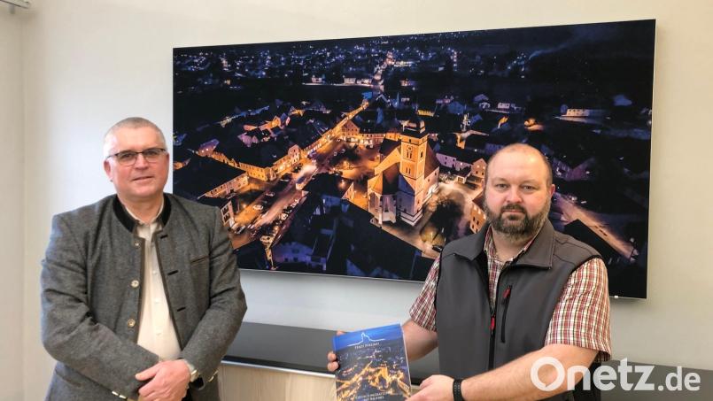 Bürgermeister Richard Tischler und der zuständige bauliche Betreuer Roland Glatzer präsentieren die neue Gestaltungssatzung der Stadt Pfreimd. Vom Gartenzaun bis zur Hausfarbe ist alles geregelt. Bild: mis