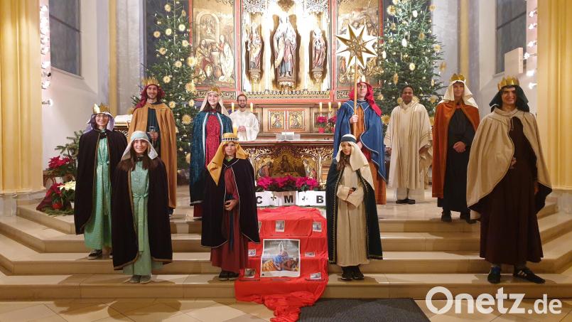 Einige Rosenberger Sternsinger beim Aussendungsgottesdienst in der Pfarrkirche Herz Jesu. Bild: Beer, Richard