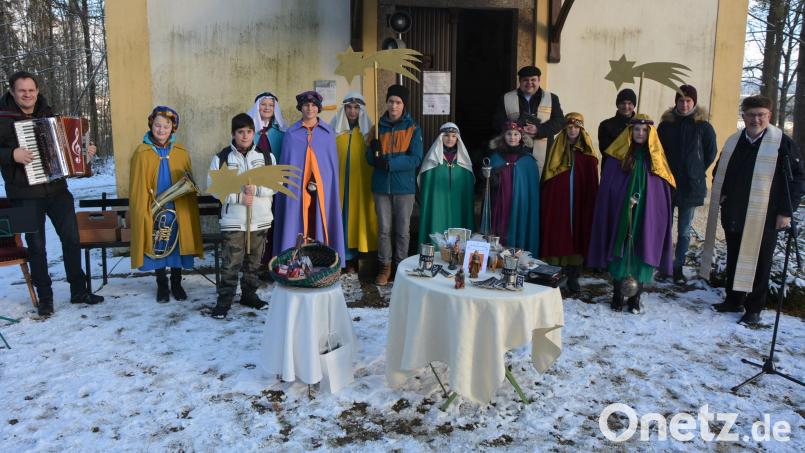 Elf Sternsinger waren am Donnerstagnachmittag bei der Andacht im Freien vor der Gommelberg-Kapelle mit dabei, die von Stadtpfarrer Anton Witt (rechts) und Kaplan Daniel Schmid (Mitte) geleitet wurde. Bild: jr
