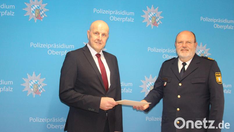 Polizeipräsident Norbert Zink (rechts) überreichte an den neuen Chef der PI Tirschenreuth, Polizeihauptkommissar Günther Burkhard, die Bestellungsurkunde. Bild: Polizeipräsidium Oberpfalz/exb