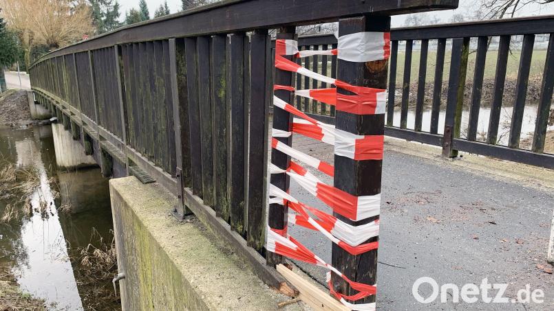 Unbekannte demolierten mutwillig die Brücke am Turnerweg in Weiden. Bild: Gabi Schönberger