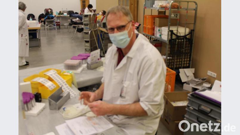 Damit jede Blutspende den Laboruntersuchungen eindeutig zugeordnet werden kann, versieht Klaus Rosenkranz vom Blutspendedienst die Laborröhrchen und Blutbeutel mit einem spenderspezifischen Barcode. Bild: fks