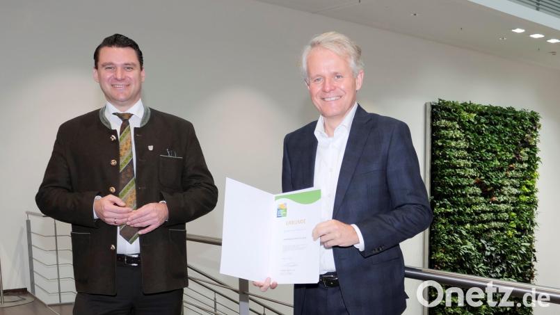 Landrat Thomas Ebeling überreichte die Urkunde an Geschäftsführer Thomas Hanauer (rechts). Bild: Maria Linke/emz /exb