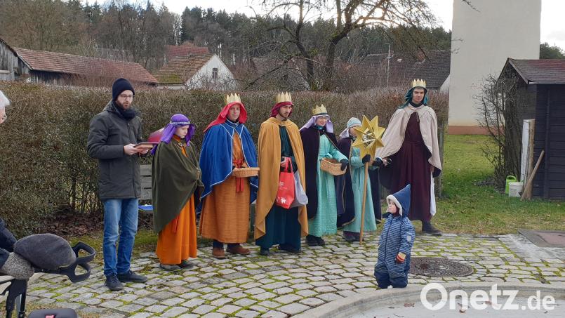 Statt von Haus zu Haus zu ziehen, versammelten sich die Sternsinger der Pfarrei Herz Jesu zu kleinen Andachten an Plätzen im Gemeindegebiet, an denen die Bevölkerung teilnehmen konnte. Bild: Beer, Richard