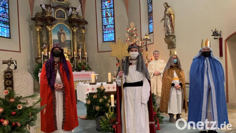 Die Döllnitzer Sternsinger bitten um Spenden für bedürftige Kinder. Bild: Karl Bodensteiner/exb