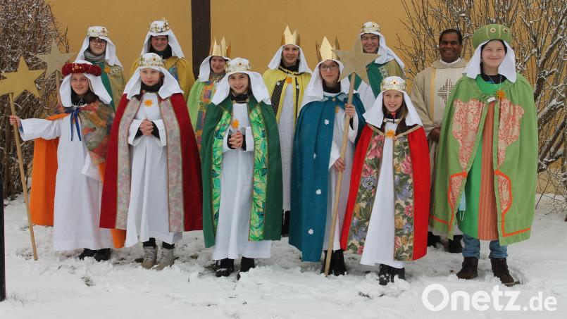 &quot;Sie erzählen der Welt, dass Gott für die Menschen da ist&quot;, beschreibt Pfarrer Pater John Subash Vincent (Zweiter von rechts) das Wirken der Sternsinger. Bild: pi
