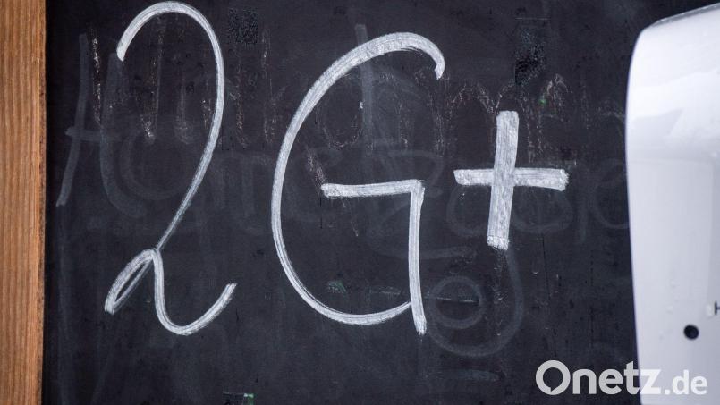 "2G+" steht auf einer Tafel vor einer Gaststätte. Symbolbild: Stefan Sauer/dpa