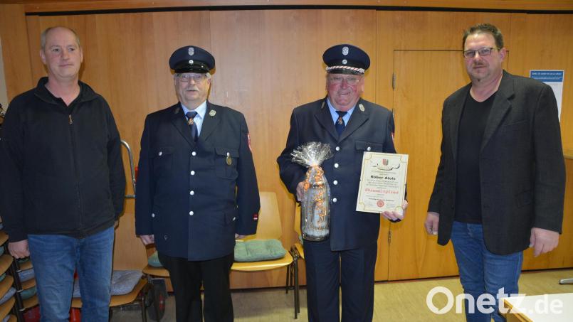 Für seine jahrzehntelangen Verdienste wurde Alois Röber (Zweiter von rechts) zum Ehrenmitglied der Feuerwehr Pechbrunn ernannt. Dazu gratulierten (von links) der neue Vorsitzende Thomas Döhler, Aktivensprecher Lorenz Jungnickl sowie Bürgermeister Stephan Schübel (rechts). Bild: jr