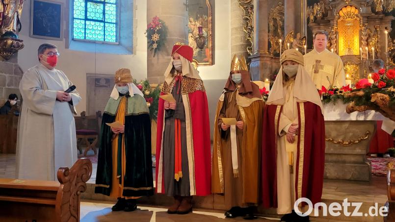 „Wir bitten euch, helft den Kindern in Not, so vielen von ihnen fehlt das tägliche Brot“ sagte einer der Heiligen Drei Könige bei der Segensspendung in der Stadtpfarrkirche. Bild: jzk