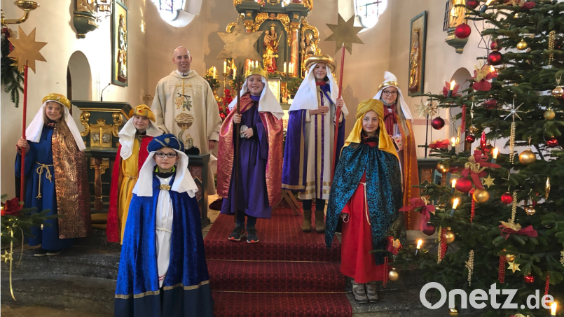 Die Sternsinger in Wilchenreuth sind zusätzliche Farbtupfer in der geschmückten Pfarrkirche. Bild: Linda Schmauß/exb