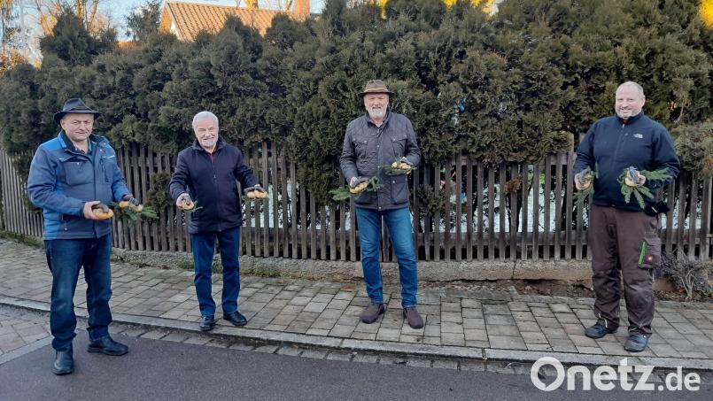 Die Christbaumversteigerung to go brachte in Lintach einen guten Erlös für die Kircheninnenrenovierung. Bild: jow