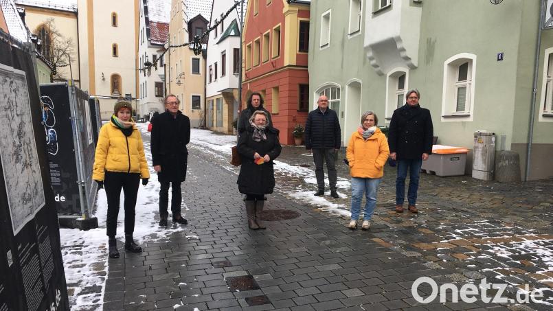 Aus dem Schwandorfer Marktplatz neben den Schautafeln zu den 30 Artikel der UNO-Menschenrechtskonvention bieten die Vertreter des Schwandorfer Bündnisses gegen Rechtsextremismus Impfgegnern, Coronaleugnern, Verschwörungsanhängern und Demokratiefeinden Paroli. An dieser Stelle treffen sich jeden Dienstagabend Letztgenannte. Bild: ihl