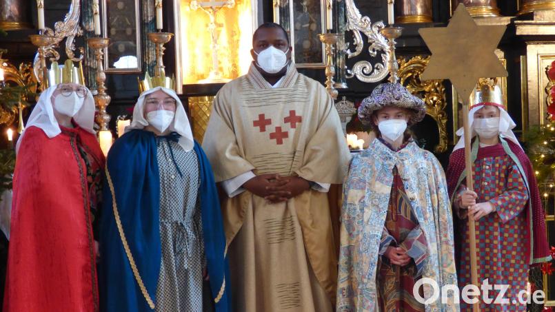 Gerne hätten die Sternsinger wie Josefa und Fanny Graser sowie Leonie und Simon Hösl und wieder an den Türen geklopft, um ihr Sprüchlein aufzusagen, „20 C+M+B 22“ an die Türen zu schreiben und schließlich auch um eine Spende für die Mission zu bitten. Coronabedingt unterbleibt dies auch in diesem Jahr. Bild: mng
