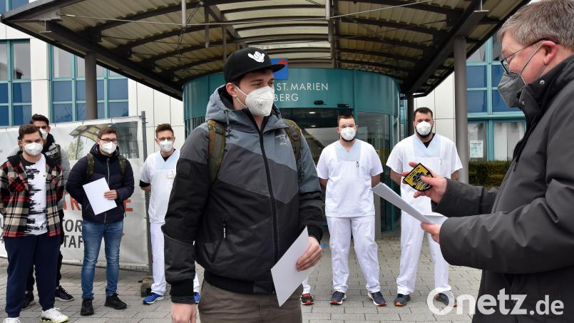 Jakob Haberberger (Mitte) aus Amberg ist einer der in Pfreimd stationierten Soldaten, die am Klinikum St. Marien unterstützend tätig waren. Oberbürgermeister Michael Cerny (rechts) bedankte sich am Freitag bei jedem einzeln. Bild: Stephan Huber