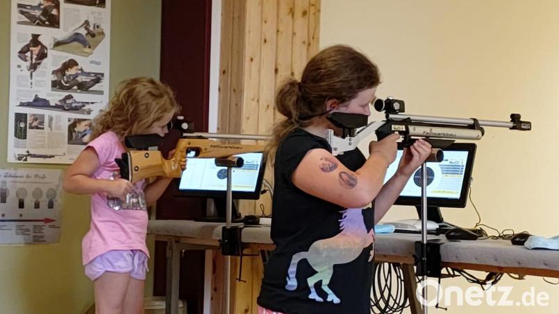 Die beiden Geschwister Leni und Isabell Steup beim Schießen mit dem Lichtgewehr. Bild: Susanna Steup-Ritz