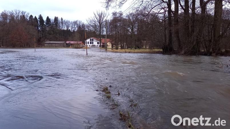 Hier gibt es kein Durchkommen für Fußgänger: Die Straße zur Kahrmühle ist überflutet. Und auch für Kraftfahrer ist Vorsicht geboten. Bild: mng