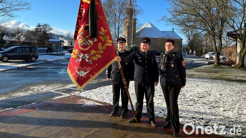 Im Bild (von links) Feuerwehr-Vorsitzender Matthias Reul mit Fahnenträger Florian Tretter und Zweite Vorsitzende Stefanie Sieder. Bild: nza
