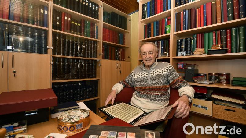 In seinem &quot;Bunker&quot; verbringt Karl Herold oft viele Stunden pro Tag. Der begeisterte Philatelist hat in den Schränken keine Bücher oder Bilderalben, sondern Mappen voller teils seltener und historischer Briefmarken. Um sie alle zu sortieren, müsste &quot;ich 150 Jahre alt werden&quot;, sagt er. Bild: Petra Hartl